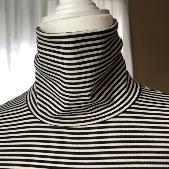 Uniqlo Tops - Uniglo Stretch Turtleneck